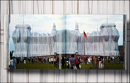 CHRISTO et Jeanne-Claude : Wrapped Reichstag, Berlin, 1971-1995. Kln, Taschen Verlag, 1996.