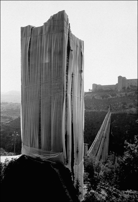 CHRISTO & Jeanne-Claude - Packed Tower, Spoleto, Italy 1968. New York, Multiples Inc., 1970.