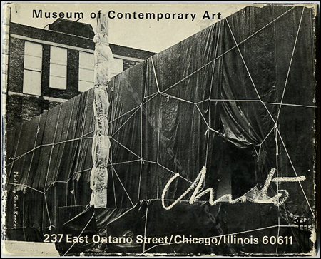 CHRISTO et Jeanne-Claude : Wrapped Museum of Contemporary Art and Wrapped Floor and Stairway. Chicago, Museum of Contemporary Art, 1969.