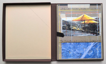 CHRISTO et Jeanne-Claude : The Accordion-Fold Book for THE UMBRELLAS (Japan and USA). San Francisco, Bedford Arts Publishers, 1991.
