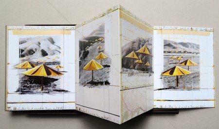 CHRISTO et Jeanne-Claude : The Accordion-Fold Book for THE UMBRELLAS (Japan and USA). San Francisco, Bedford Arts Publishers, 1991.