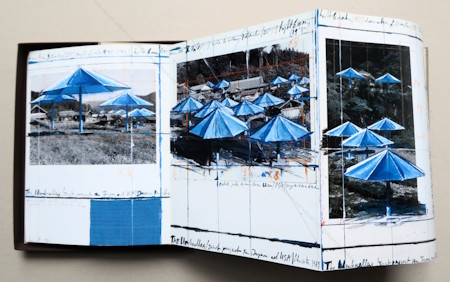 CHRISTO et Jeanne-Claude : The Accordion-Fold Book for THE UMBRELLAS (Japan and USA). San Francisco, Bedford Arts Publishers, 1991.