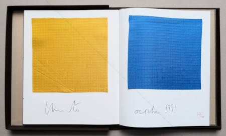 CHRISTO et Jeanne-Claude : The Accordion-Fold Book for THE UMBRELLAS (Japan and USA). San Francisco, Bedford Arts Publishers, 1991.